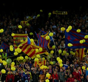 Globos amarillos y esteladas en el Camp Nou Globos amarillos y esteladas en el Camp Nou