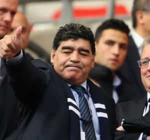 Maradona saluda a los aficionados Maradona saluda a los aficionados