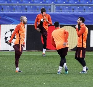 Messi, Iniesta y Suárez conversan durante el entrenamiento en El Olímpico Messi, Iniesta y Suárez conversan durante el entrenamiento en El Olímpico
