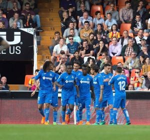 Los jugadores del Getafe celebran uno de los goles de Remy contra el Valencia Los jugadores del Getafe celebran uno de los goles de Remy contra el Valencia