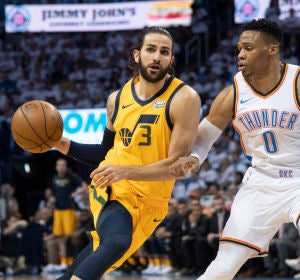 Ricky Rubio ataca mientras es defendido por Russell Westbrook Ricky Rubio ataca mientras es defendido por Russell Westbrook
