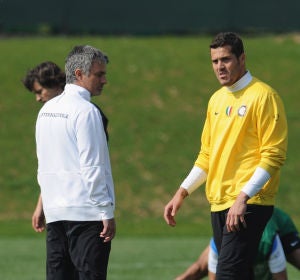 Mourinho y Julio César, en un entrenamiento durante su etapa en el Inter Mourinho y Julio César, en un entrenamiento durante su etapa en el Inter