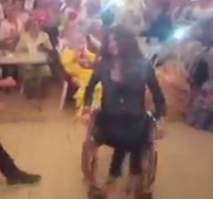 Joven bailando en silla de ruedas en la Feria de abril Joven bailando en silla de ruedas en la Feria de abril