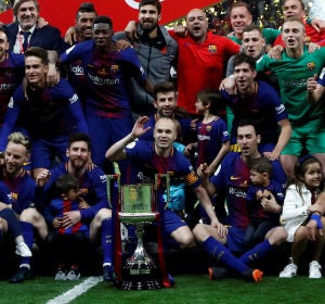 Los jugadores del Barcelona celebran su triunfo en la Copa del Rey Los jugadores del Barcelona celebran su triunfo en la Copa del Rey