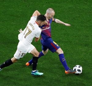 Iniesta disputando un balón con Sarabia Iniesta disputando un balón con Sarabia
