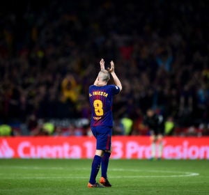 Iniesta aplaude a la grada Iniesta aplaude a la grada
