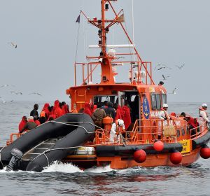 Una embarcación de Salvamento Marítimo traslada al puerto de Almería a los 47 inmigrantes Una embarcación de Salvamento Marítimo traslada al puerto de Almería a los 47 inmigrantes