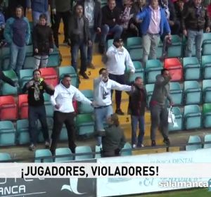 Aficionados insultan a los jugadores de la Arandina en el Helmántico Aficionados insultan a los jugadores de la Arandina en el Helmántico