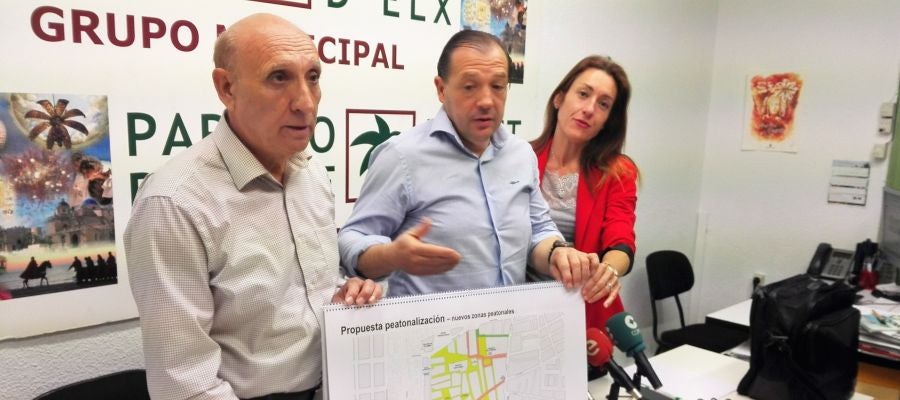 En el centro, Jesús Pareja, portavoz del Partido de Elche, muestra el proyecto de peatonalización de la calle Corredora que han elaborado En el centro, Jesús Pareja, portavoz del Partido de Elche, muestra el proyecto de peatonalización de la calle Corredora que han elaborado