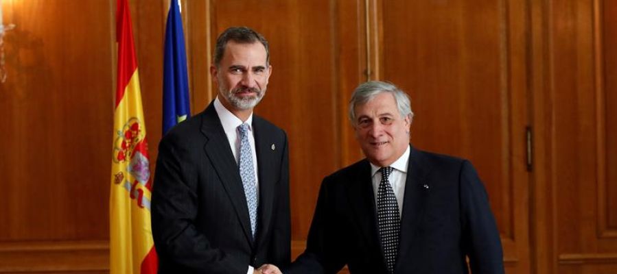 El rey Felipe VI saluda al presidente del Parlamento Europeo, Antonio Tajani El rey Felipe VI saluda al presidente del Parlamento Europeo, Antonio Tajani