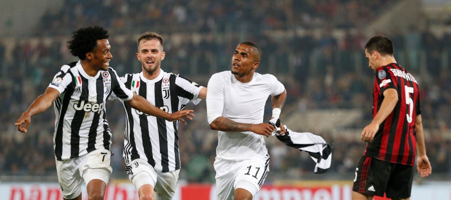 Douglas Costa celebra su gol ante el Milan en la final de la Copa de Italia Douglas Costa celebra su gol ante el Milan en la final de la Copa de Italia