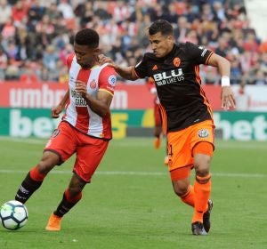 Murillo y Boulaya disputando un balón Murillo y Boulaya disputando un balón