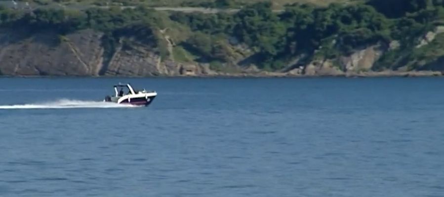Muere un niño en una barca de recreo tras pasarle por encima una lancha en una playa de Algeciras Muere un niño en una barca de recreo tras pasarle por encima una lancha en una playa de Algeciras