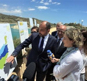 Javier Berenguer, presidente de Riegos de Levante, y la ministra de Agricultura en el embalse de Crevillent Javier Berenguer, presidente de Riegos de Levante, y la ministra de Agricultura en el embalse de Crevillent