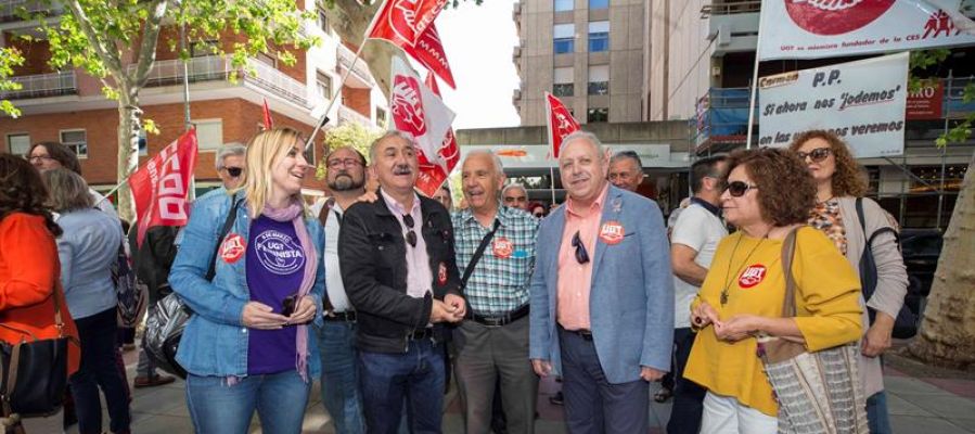 El líder de UGT, Pepe Álvarez, en una concentración de pensionistas El líder de UGT, Pepe Álvarez, en una concentración de pensionistas