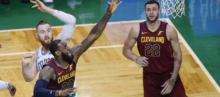 LeBron James pelea por un balón ante los Celtics LeBron James pelea por un balón ante los Celtics