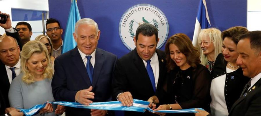 El primer ministro israelí, Benjamin Netanyahu, con el presidente de Guatemala, Jimmy Morales El primer ministro israelí, Benjamin Netanyahu, con el presidente de Guatemala, Jimmy Morales