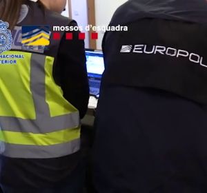 Cae una "multinacional del fraude" que estafó ocho millones con ingeniería social y detienen a 33 personas Cae una "multinacional del fraude" que estafó ocho millones con ingeniería social y detienen a 33 personas