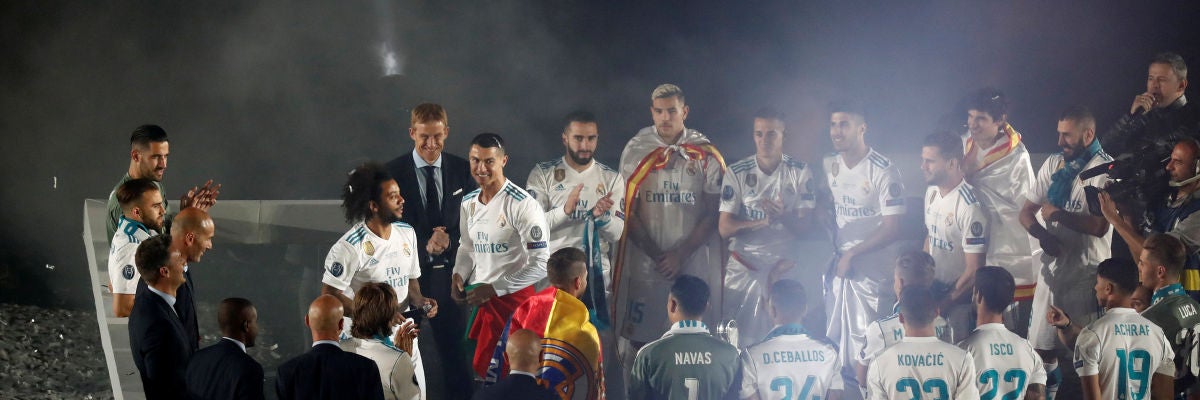 Cristiano Ronaldo, en el centro del Bernabéu rodeado por su compañeros Cristiano Ronaldo, en el centro del Bernabéu rodeado por su compañeros