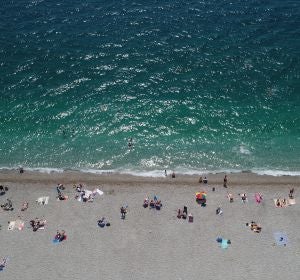 Turistas en una playa Turistas en una playa