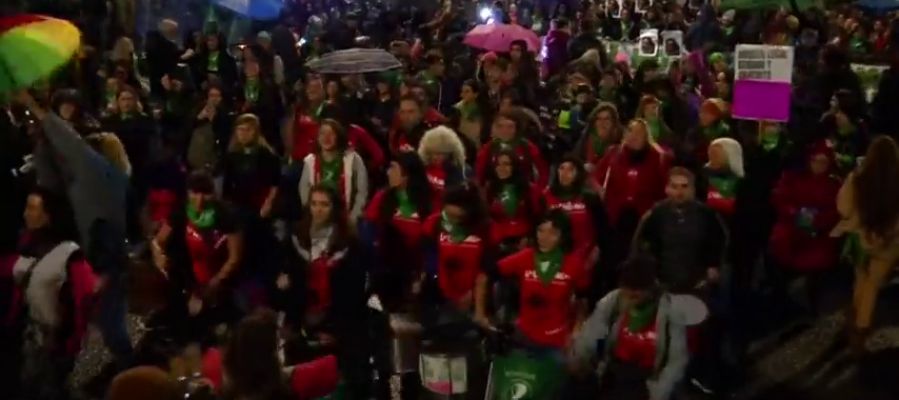 <p>Multitudinario grito por aborto legal se suma al "Ni Una Menos" en Argentina</p> <p>Multitudinario grito por aborto legal se suma al "Ni Una Menos" en Argentina</p>