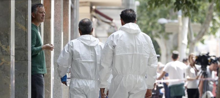 Investigadores de los Mossos d'Esquadra acceden a la vivienda del detenido en Vilanova i la Geltrú Investigadores de los Mossos d'Esquadra acceden a la vivienda del detenido en Vilanova i la Geltrú