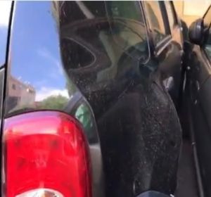 Coche aparcado pegado a otro Coche aparcado pegado a otro