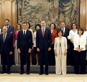 Los ministros de Sánchez antena el Rey Los ministros de Sánchez antena el Rey