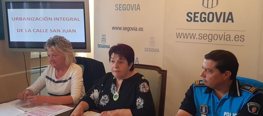 Rueda de prensa para informar de las obras con la alcaldea, Clara Luquero, la concejal de obras, Paloma Maroto y el jefe de la Policía Local, Julio Rodríguez Fuentetaja. Rueda de prensa para informar de las obras con la alcaldea, Clara Luquero, la concejal de obras, Paloma Maroto y el jefe de la Policía Local, Julio Rodríguez Fuentetaja.