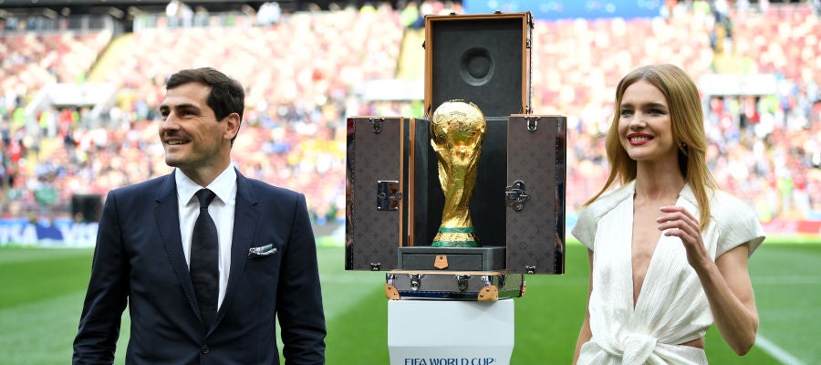 Iker Casillas y Natalia Vodianova presentan el trofeo del Mundial Iker Casillas y Natalia Vodianova presentan el trofeo del Mundial