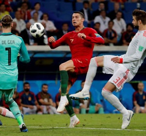 De Gea sale a por el balón ante Cristiano Ronaldo De Gea sale a por el balón ante Cristiano Ronaldo
