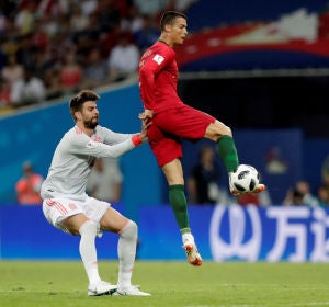 Cristiano toca un balón ante la presión de Piqué Cristiano toca un balón ante la presión de Piqué