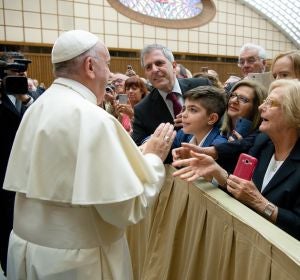 El Papa Francisco mientras saluda a los fieles El Papa Francisco mientras saluda a los fieles