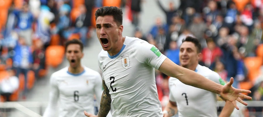 Giménez celebra un gol con Uruguay Giménez celebra un gol con Uruguay