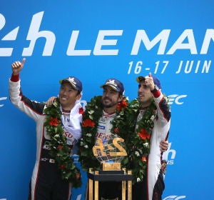 Fernando Alonso celebra la victoria en Le Mans con Buemi y Nakajima Fernando Alonso celebra la victoria en Le Mans con Buemi y Nakajima