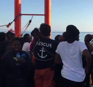 Sonrisas, cánticos y saludos de los migrantes de la flota del Aquarius al llegar al puerto de Valencia Sonrisas, cánticos y saludos de los migrantes de la flota del Aquarius al llegar al puerto de Valencia