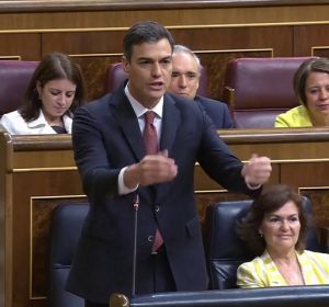 Sánchez pide lealtad al PP pero Hernando avisa de que la tendrán sólo "con España, la Constitución y el Rey" Sánchez pide lealtad al PP pero Hernando avisa de que la tendrán sólo "con España, la Constitución y el Rey"