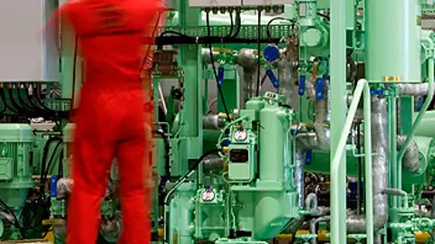 Un operario en una fábrica Un operario en una fábrica