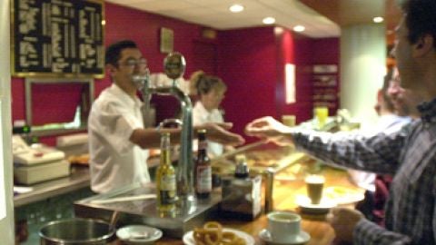 Un camarero atiende a un cliente