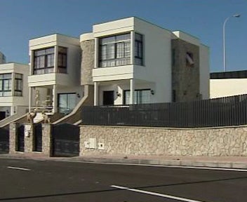 Una pareja paga el alquiler de los okupas de su chalet para librarse de ellos Una pareja paga el alquiler de los okupas de su chalet para librarse de ellos
