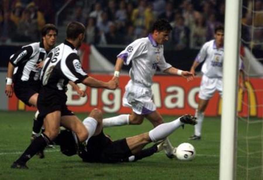 Pedja Mijatovic marca el gol de la séptima Copa del Europa Pedja Mijatovic marca el gol de la séptima Copa del Europa