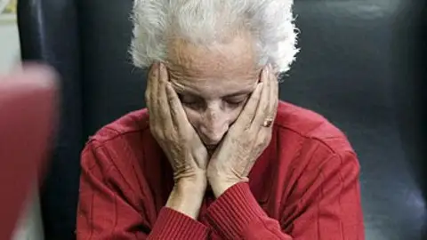 Mujer con Alzheimer Mujer con Alzheimer