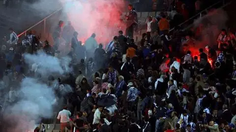 Bengalas en las gradas de un Estadio de Futbol Bengalas en las gradas de un Estadio de Futbol
