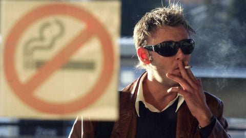 Un hombre fumando