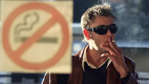 Un hombre fumando Un hombre fumando