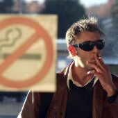Un hombre fumando