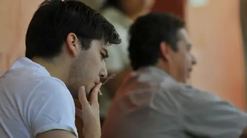 Un hombre fumando Un hombre fumando