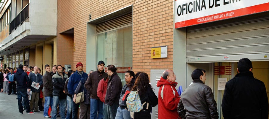 Colas ante la oficina del INEM Colas ante la oficina del INEM