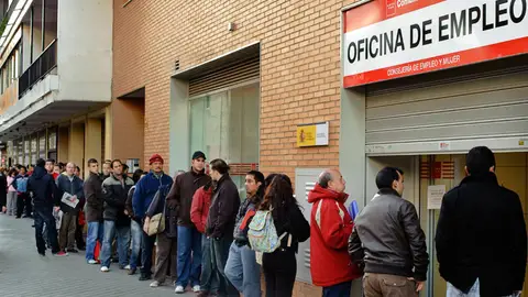 Colas ante la oficina del INEM Colas ante la oficina del INEM