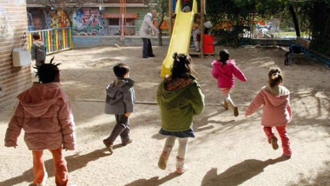 Ni&ntilde;os en el parque